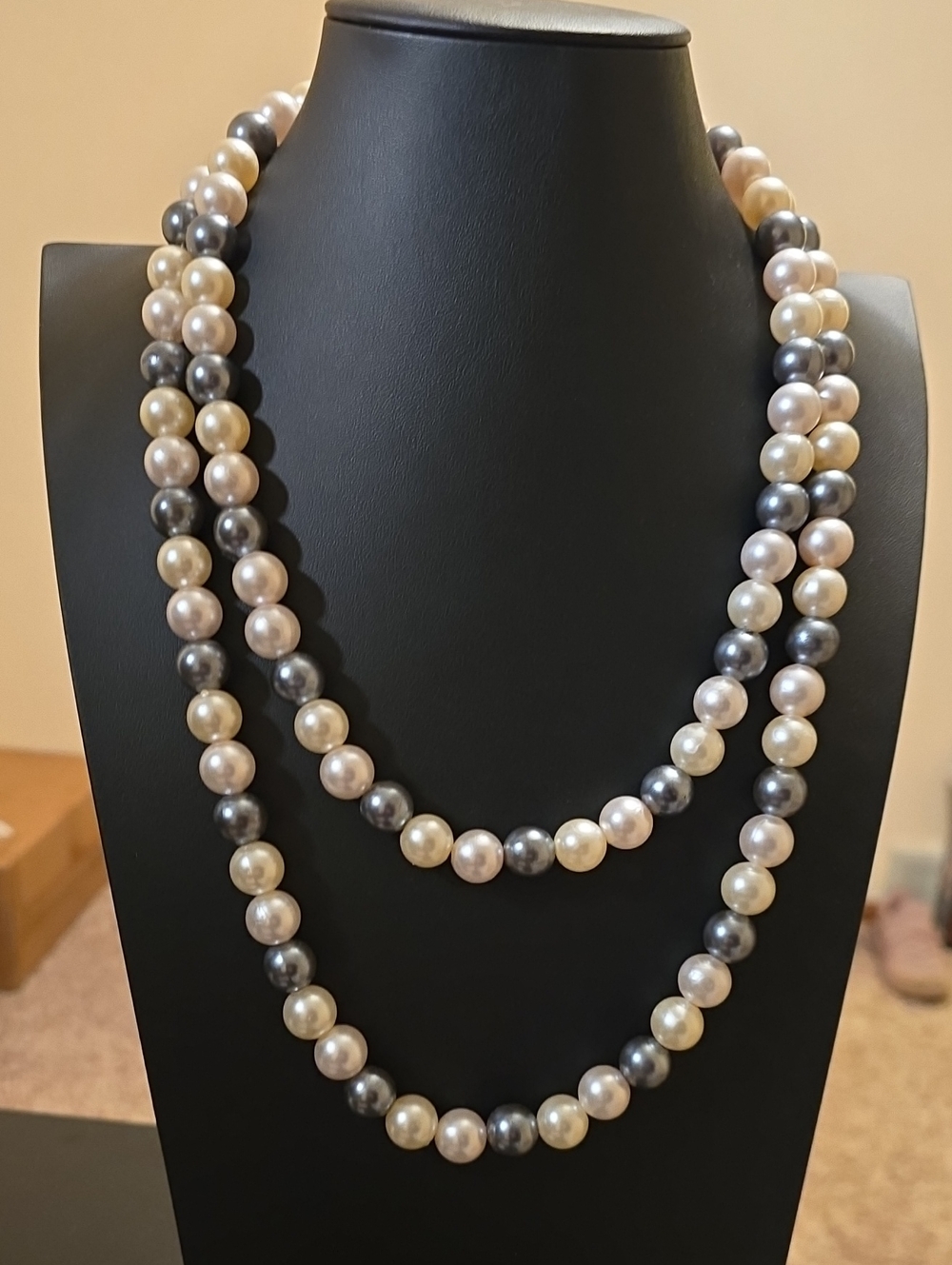 Classic Two-Tone Pearl Necklace - Cream & Gray
